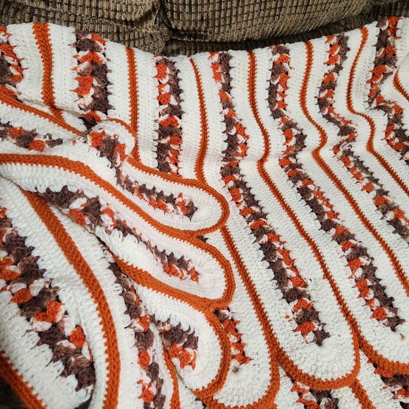 Vtg Afghan Throw Scalloped Edge Hand Crocheted Fall Thanksgiving Colors 48x50in - Picture 5 of 9